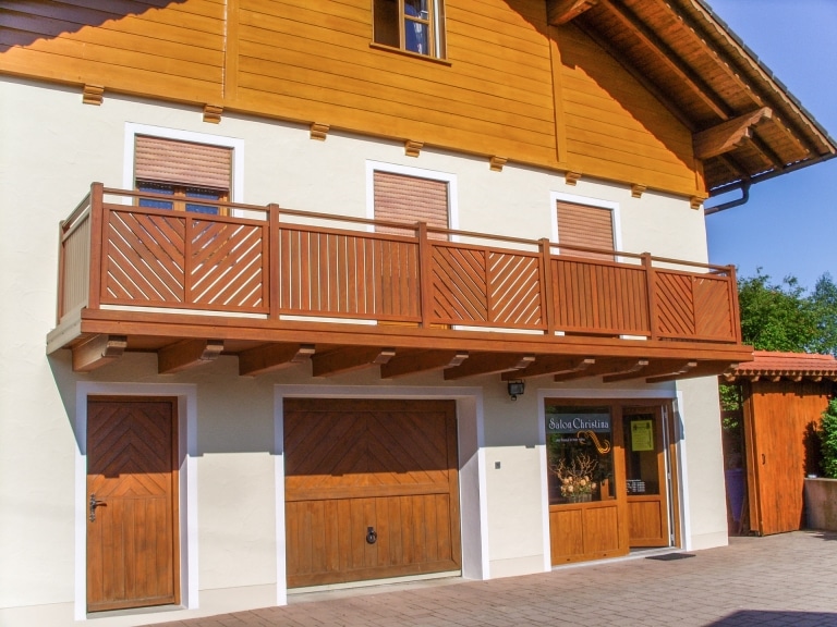 Wels 01 h | Alu-Latten-Balkon diagonal und vertikal, Holz-Beschichtung Golden Oak braun | Svoboda