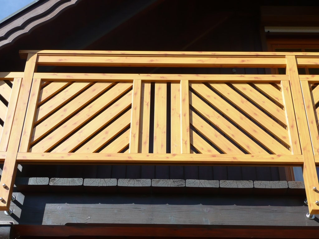 Wels 03 H a | Aluminium-Balkon-Geländer Kiefer-Holz-Optik, vertikale und diagonale Lattung | Svoboda