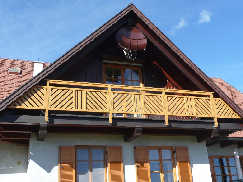 Wels 03 H b | Alu-Holz-Optik Balkon, Lattung Diagonal und vertikal, stirnseitig montiert | Svoboda