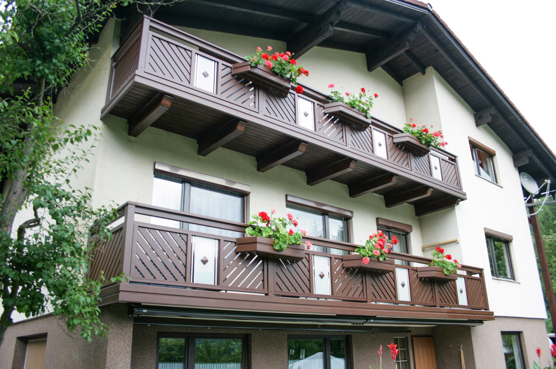 Wels 04 H b | Balkon Alugeländer, Wenge Holz-Struktur beschichtet, Glasdekor, Blumenkästen | Svoboda
