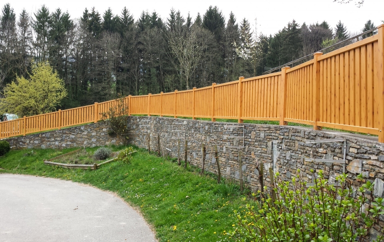 ZA Baden 09 | Holzdekor-Aluminium-Zaun auf Mauer aufgesetzt | Svoboda Metalltechnik