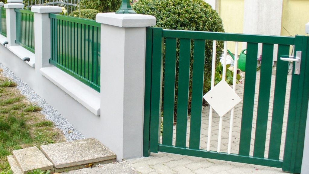 ZA Braunau 01 a | grüne Aluminiumgehtür im Garten bei Mauer mit weißen Alustäben und Blech | Svoboda