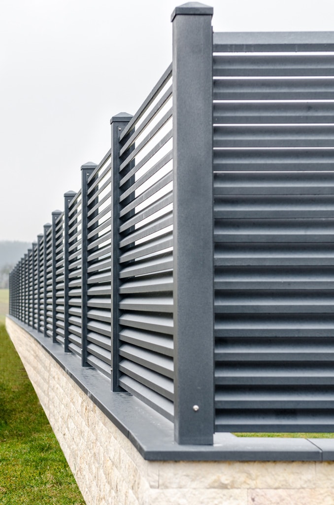 ZA Dürnstein 05 b | Aluminiumzaun anthrazitgrau mit waagrechten Rhombus Lamellen auf Mauer | Svoboda