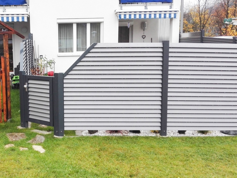 ZA Dürnstein 06 a | blickdichter Aluminiumlamellenzaun mit Gartentür bei Wohnungsgarten | Svoboda