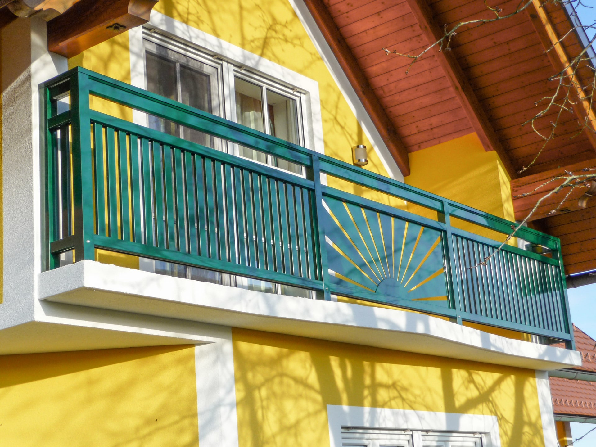 Amstetten 04 | moosgrüner Aluminium Balkon aufgesetzt mit Senkrecht Lattung & Sonnen Dekor | Svoboda