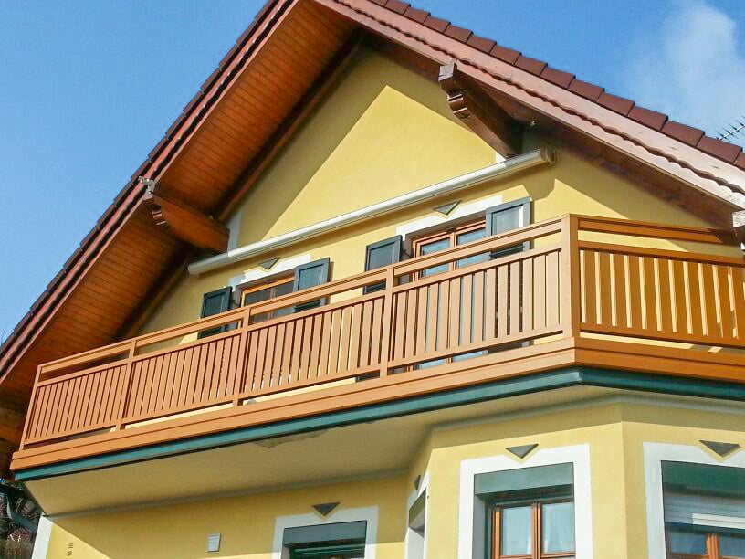 Baden 18 b | brauner Aluminiumbalkon mit vertikalen Latten und Balkonverblendung | Svoboda Metall