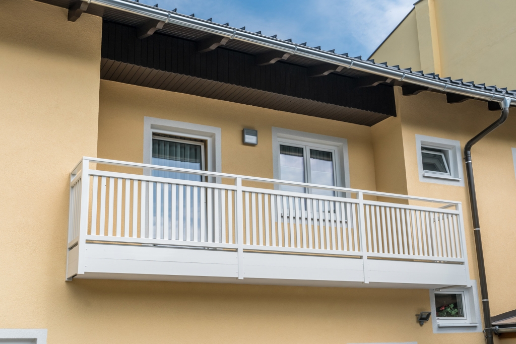Baden 25 | stirnseitig befestigter Balkon aus senkrechten Latten & Blende, Aluminium weiß | Svoboda