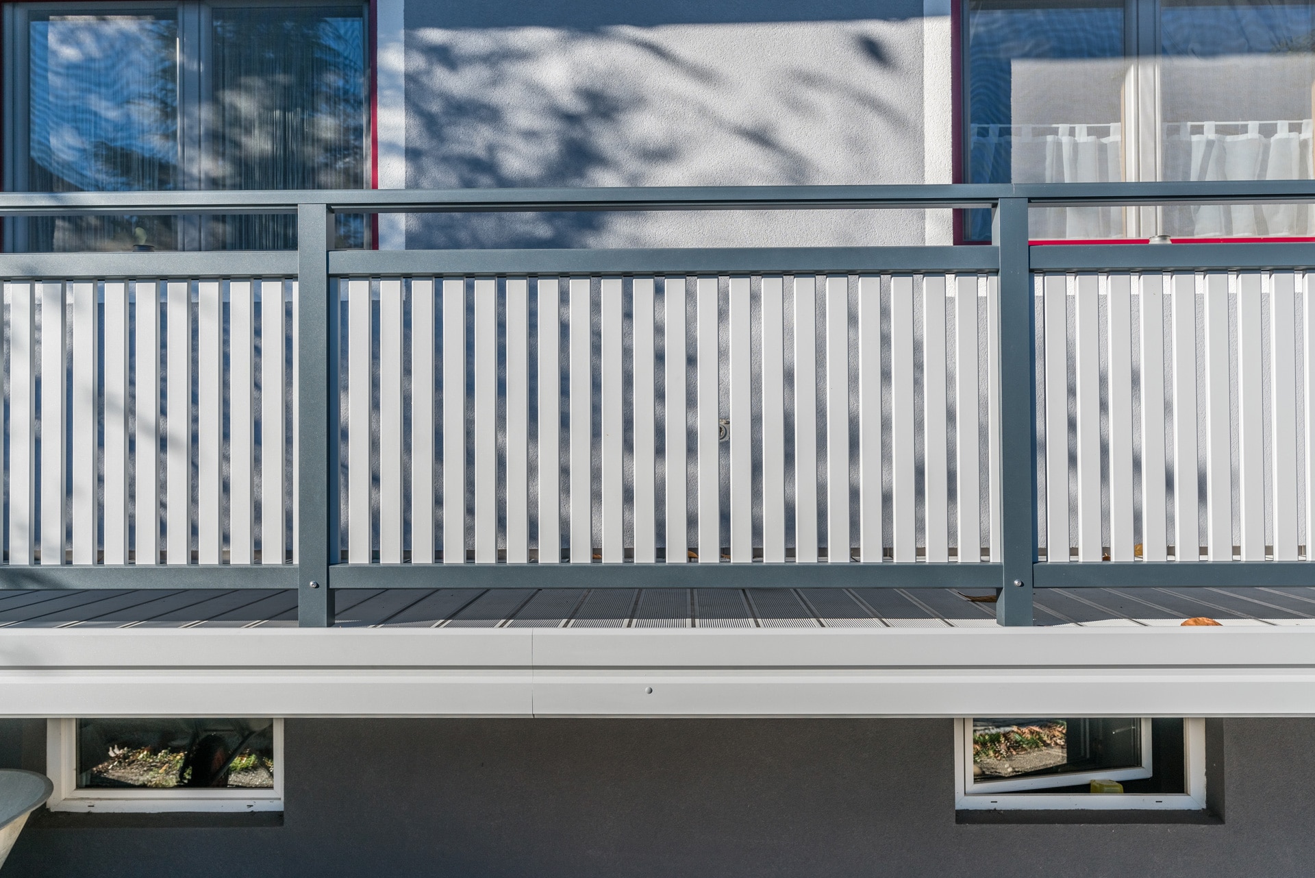 Baden 27 c | anthrazit-hellgraues Aluminium-Terrassengeländer mit Latten vertikal, Blende | Svoboda