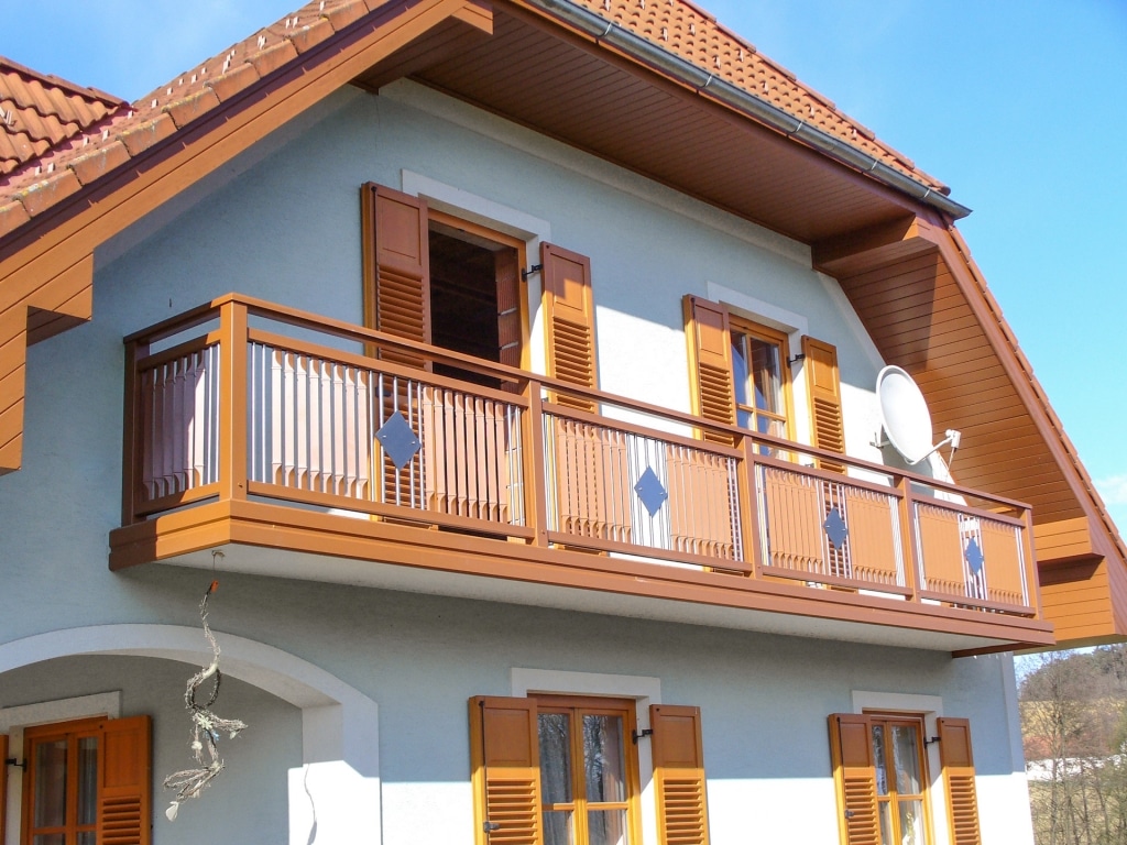 Braunau 01 a | orangebrauner Alu-Balkon mit senkrechter Alu-Niro Füllung, 1 Quadrat-Blech | Svoboda