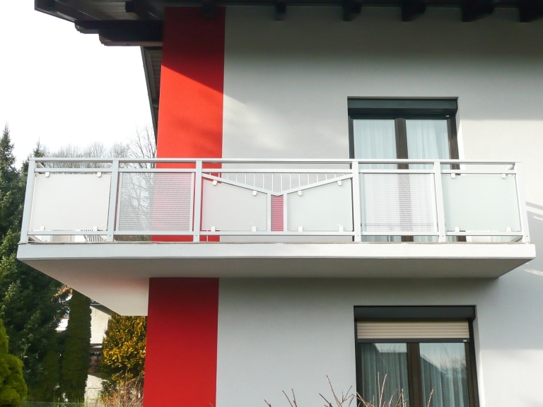 Bruck 03 b | Außengeländer bei Balkon aus Aluminium mit Glas & Lochblech und Stabdekor | Svoboda