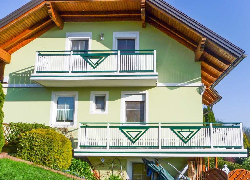 Gmunden 02 b | Aluminium-Geländer bei 2 Balkonen moosgrün-weiß mit Latten & Dreieck Dekor | Svoboda