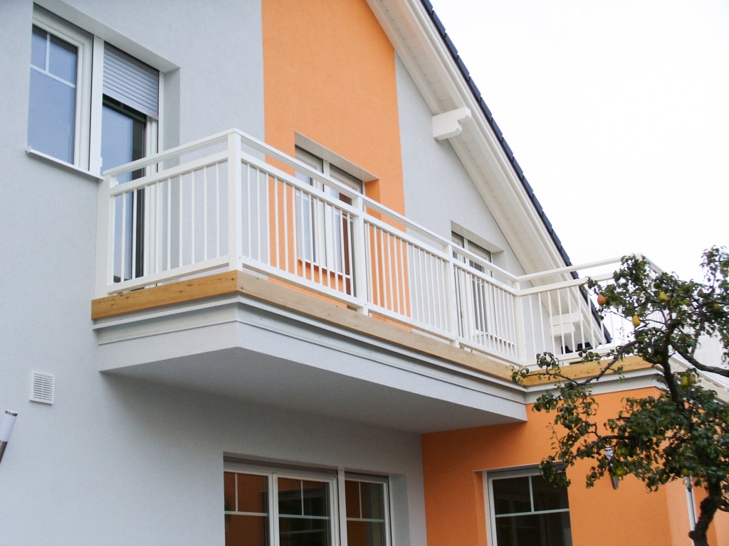 Graz 03 | weißes Aluminium Geländer mit vertikalen senkrechten Alu-Stäben bei Balkon | Svoboda