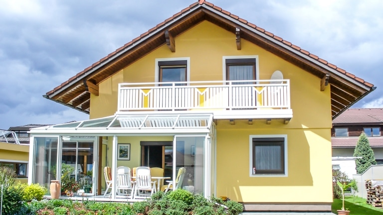 Kapfenberg 14 a | Weisser Alu Latten Balkon mit gelbem Lochblech Streifen & Dreieck mittig| Svoboda