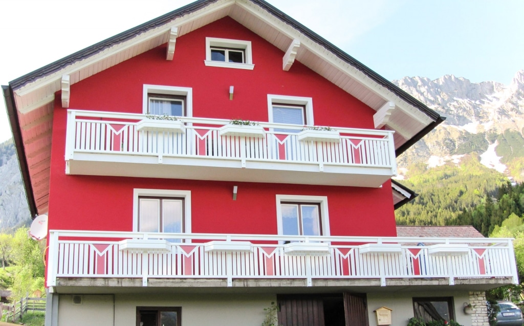 Kapfenber 17 | Absturzsicherung bei Balkon aus Aluminium weiß mit rotem Aluvollblech Dekor | Svoboda