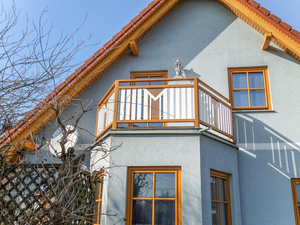 Kapfenberg 20 a | Geländer auf dreieckigem Erker bei Haus aus Aluminiumlatten & Lochblech | Svoboda