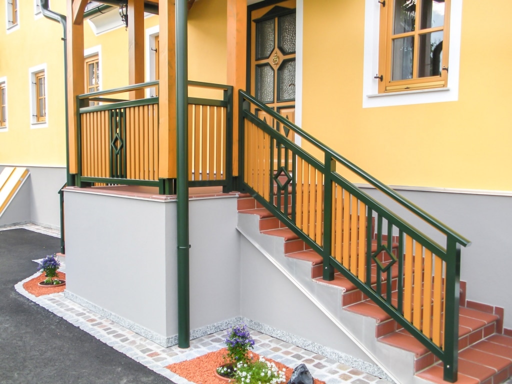 Klosterneuburg 07 | braun-grünes Alu Außengeländer bei Eingangstreppe aufgesetzt montiert | Svoboda