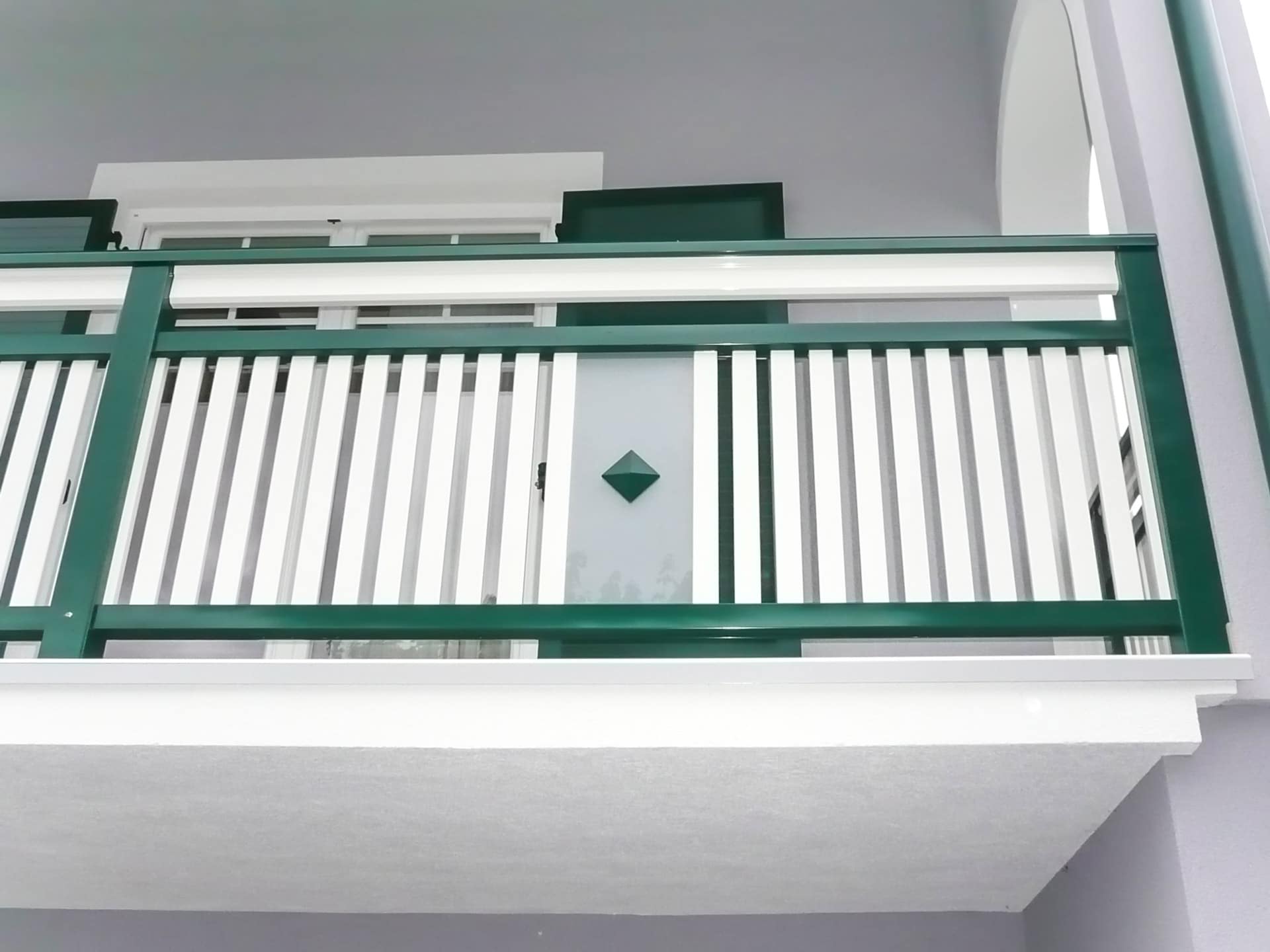 Krieglach 11 b | Alulattengeländer vertikal grün weiß, Glas eingefasst mit Knopf mittig | Svoboda