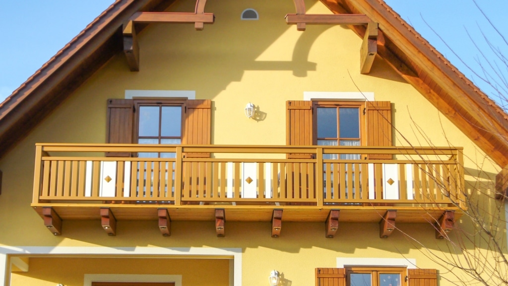 Krieglach 20 a | Aluminium-Balkon mit Latten weiß-braun vertikal, Blech mit Knopf mittig | Svoboda