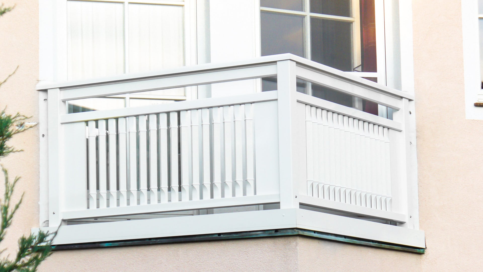 Linz 01 c | Alu-Balkon aus weiß beschichteten senkrechten quadratischen Latten gedreht | Svoboda