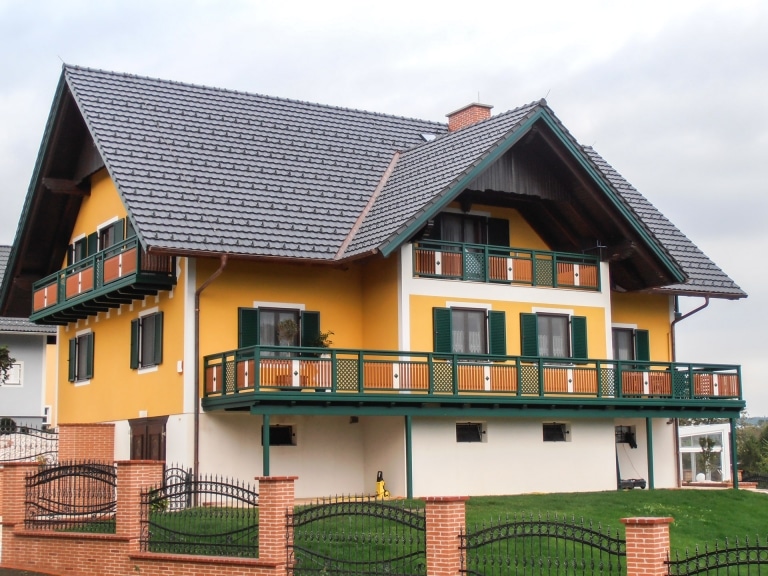 Linz 06 b | braun grün weißer Alu-Balkon mit Latten, Dekor mittig und Alugitter- Trennfeld | Svoboda