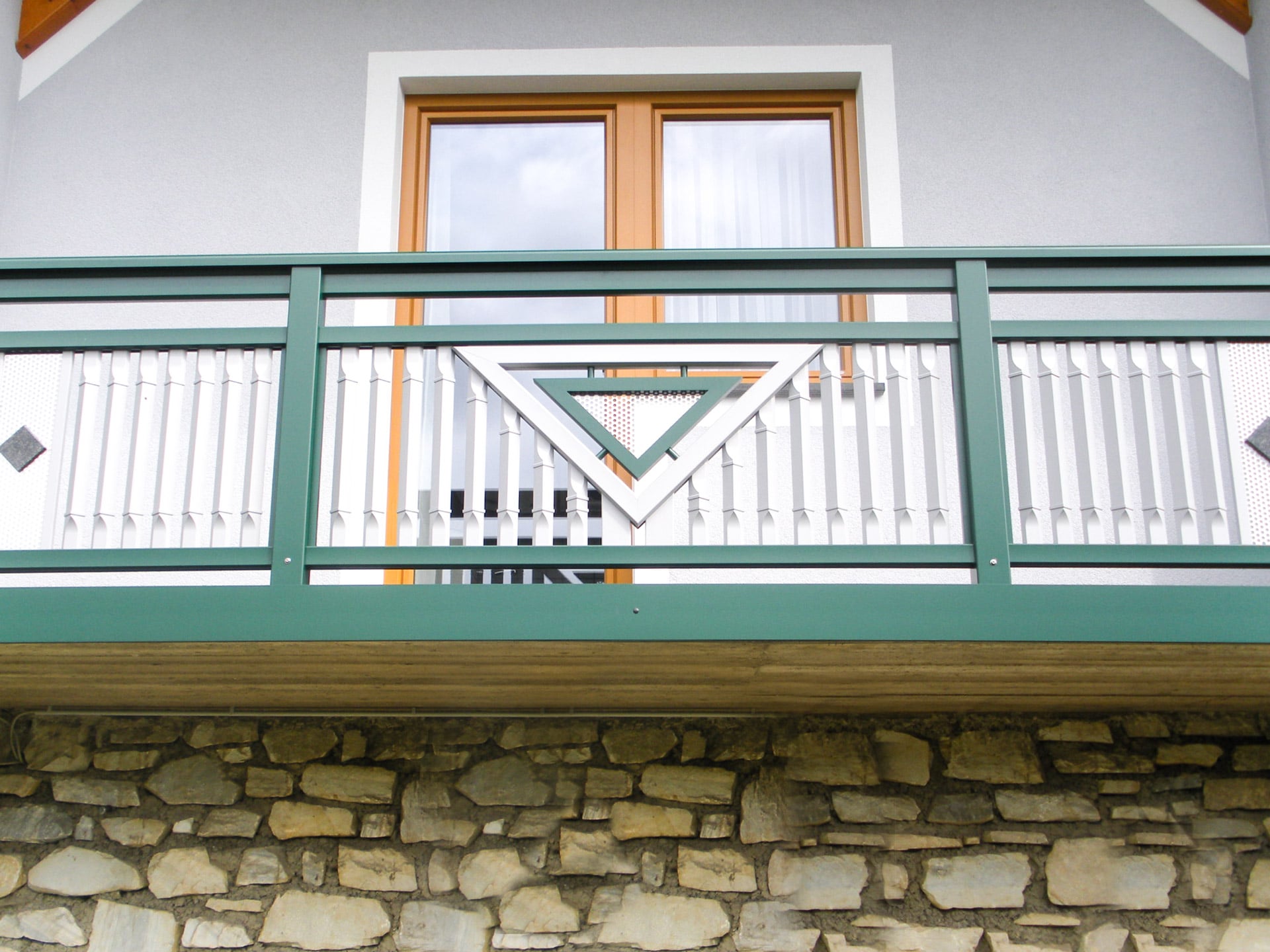 Linz 09 a | Außenbalkon grün aufgesetz, Blende glatt, Viereckigen Sprossen senkrecht weiß | Svoboda