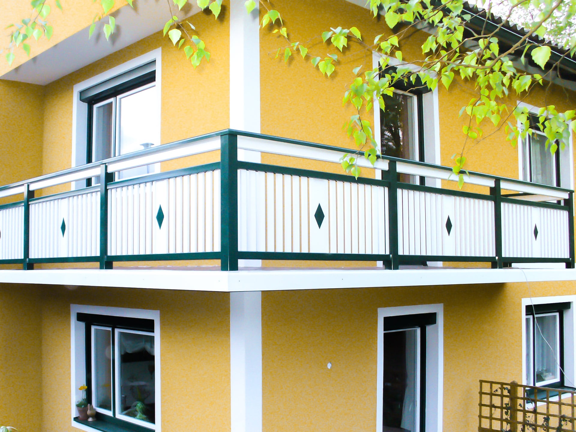 Lustenau 14 | Aluminium Latten Balkon grün weiß auf Boden montiert mit Dekor-Raute mittig | Svoboda
