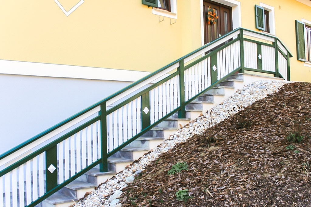 Lustenau 16 | Stiegengeländer bei Außenstiege mit Latten auf Stufen aufgesetzt montiert | Svoboda