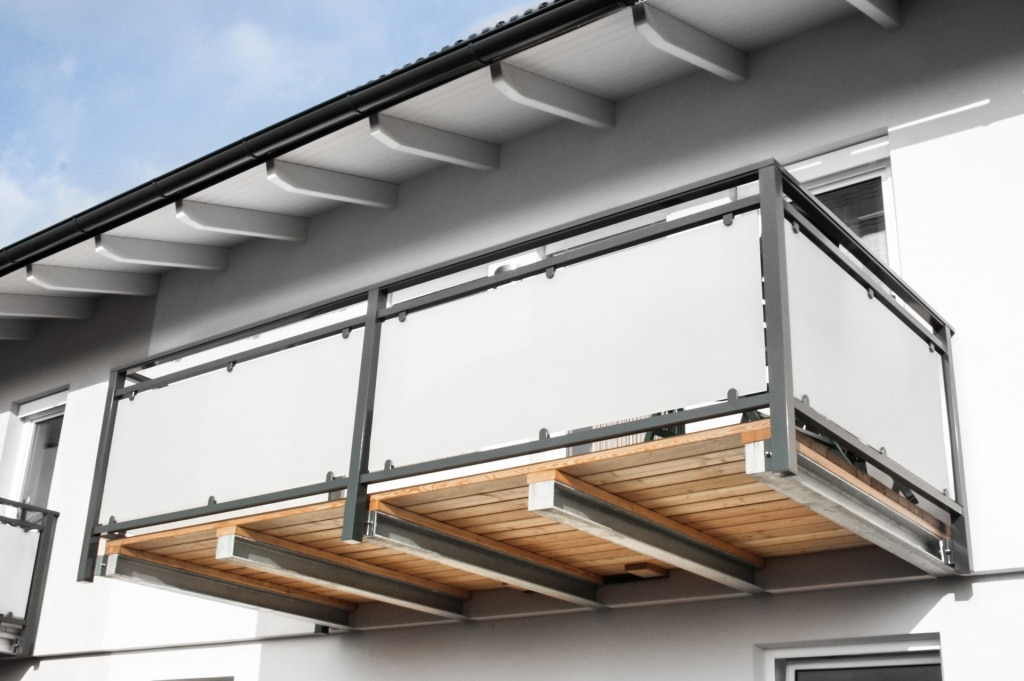 Mödling 09 a | Alu-Glas Geländer bei Balkonzubau stirnseitig auf Stahlträger befestigt | Svoboda