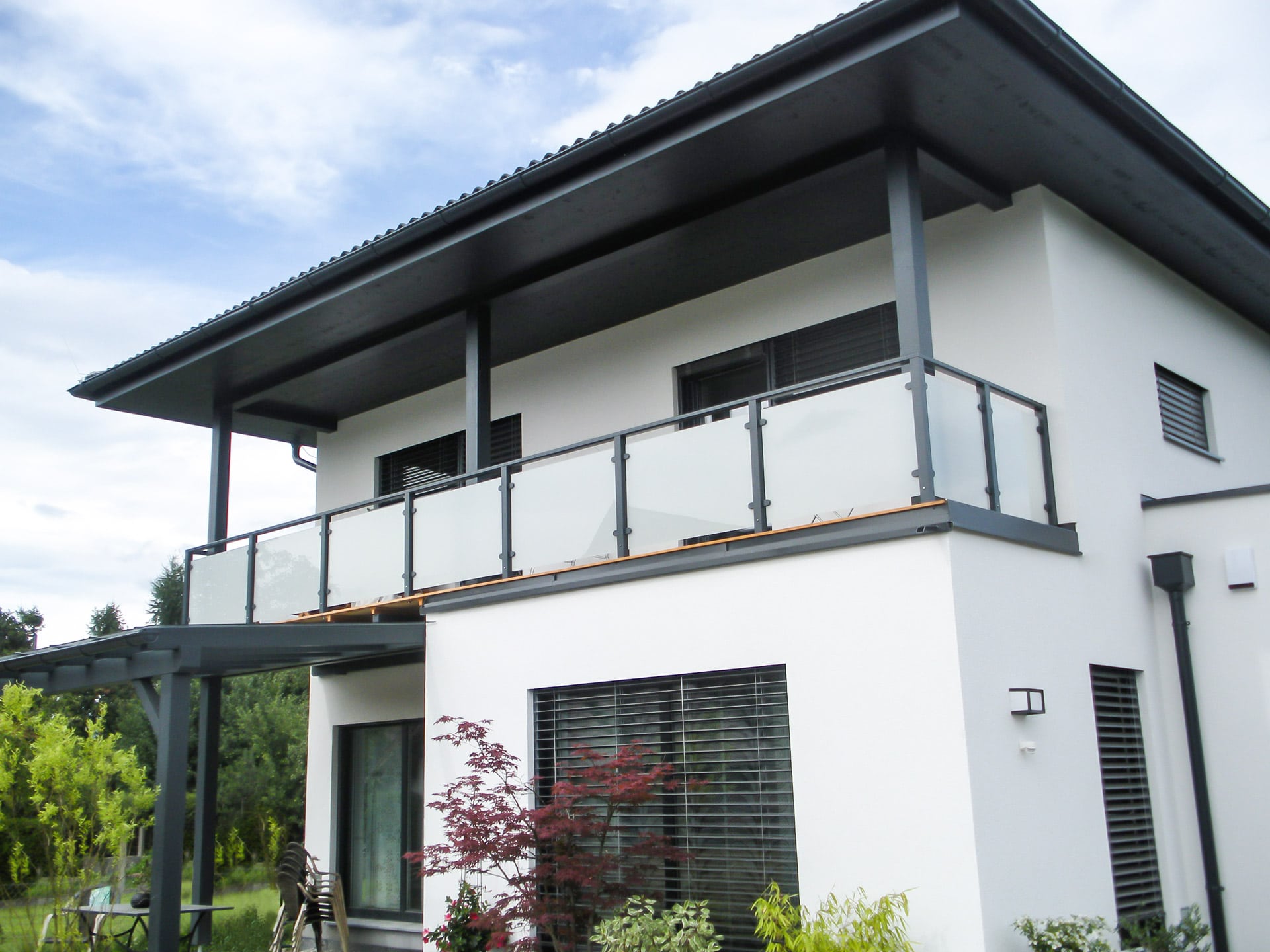 Mödling 13 | grauer blickdichter Aluminium-Glas-Balkon bei modernem Haus, Aufsatzmontage | Svoboda