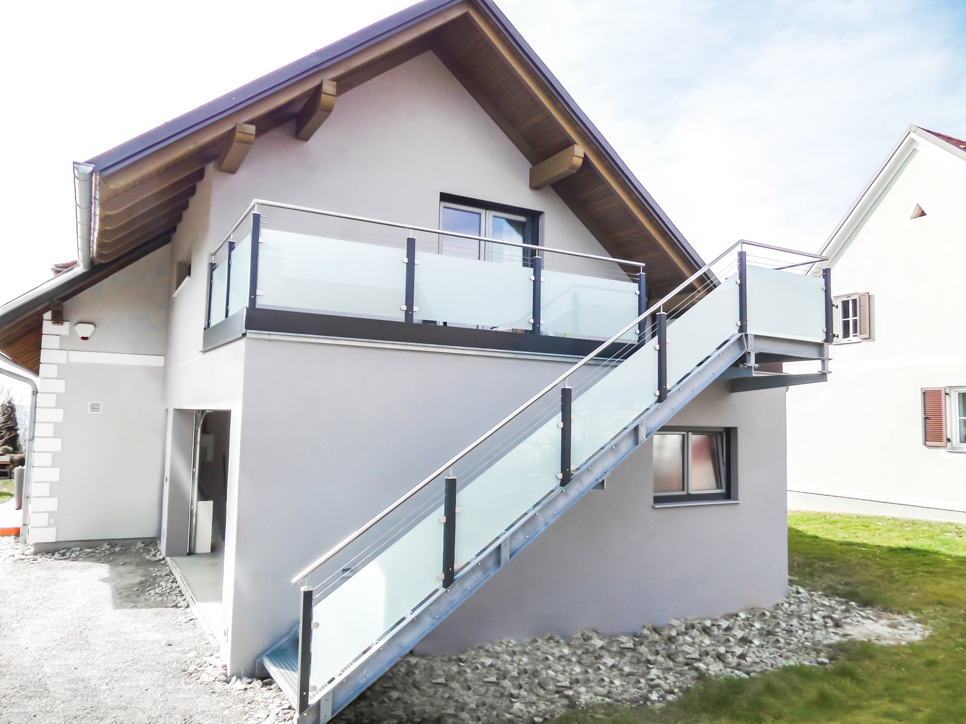 Mödling 17 a | modernes Alu-Edelstahl-Glas-Geländer bei Terrasse und Stahlstiege anthrazit | Svoboda