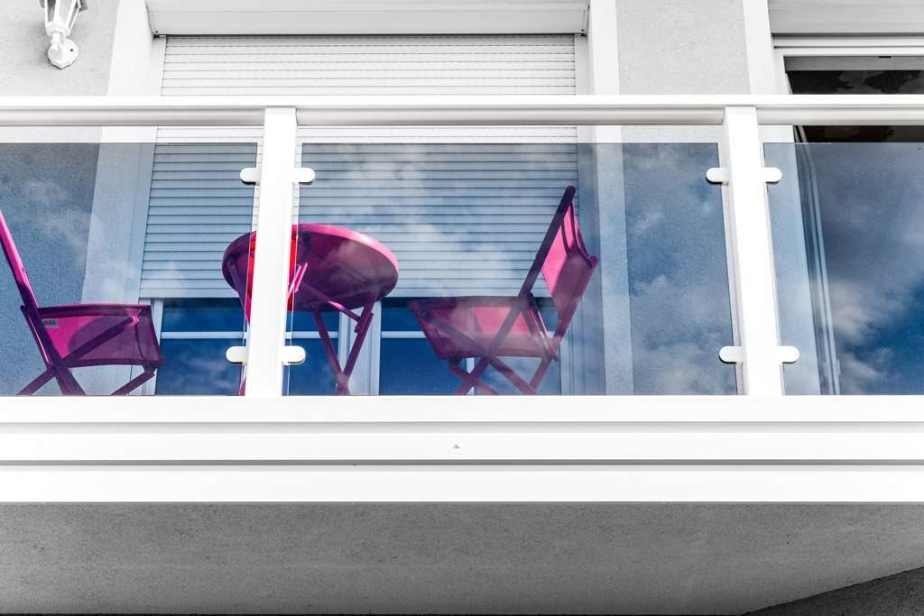 Mödling 18 b | Modernes Alu Glas Geländer auf Balkon weiß mit klarem dunklem Grauglas | Svoboda