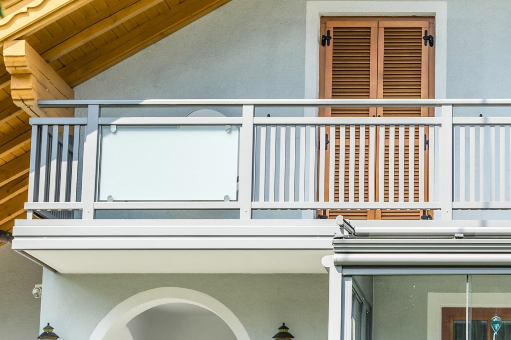 Mödling 21 c | Aufsatzmontage bei Aluminium Glas Geländer auf Balkon, Blende stirnseitig | Svoboda