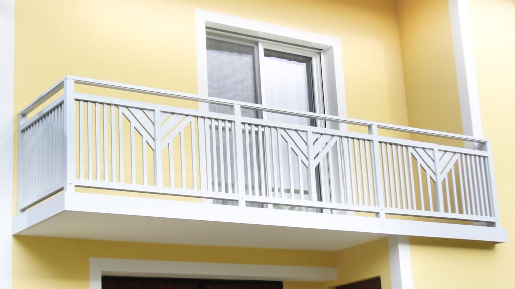 Perchtoldsdorf 01 a | Balkon grau, senkrechte Aluminium Sprossen, diagonalen Latten mittig | Svoboda