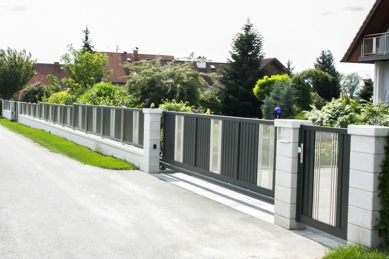 ZA Krieglach 02 a | Aluminium Zaun und elektrisches Schiebetor bei Gartenmauer & Einfahrt | Svoboda