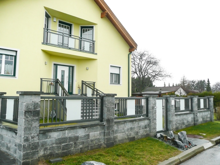 ZA Leoben 01 b | Alu-Glas-Zaun bei Gartenmauer und gleichem Geländer bei Stiege und Balkon | Svoboda