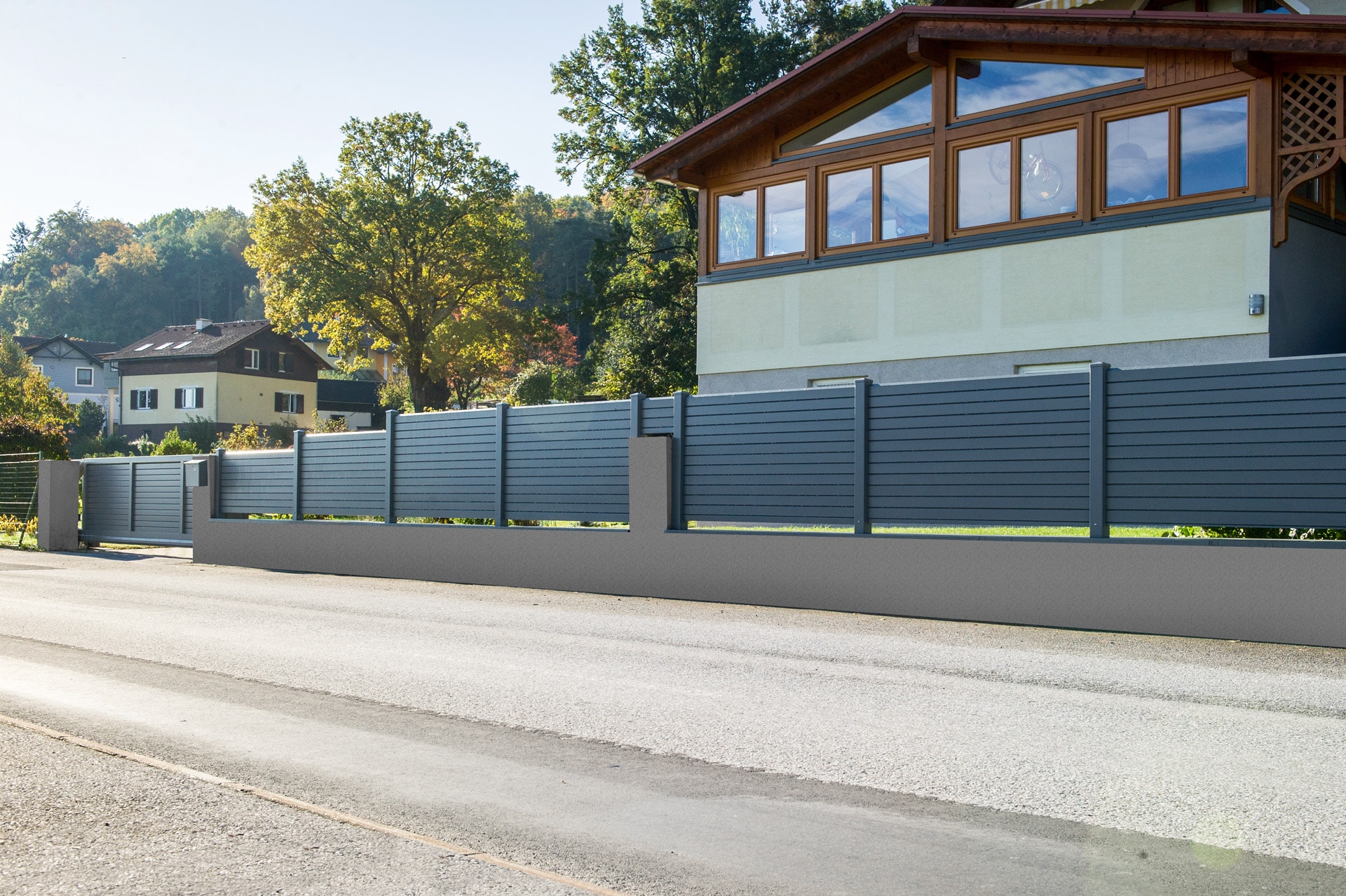 ZA Telfs 09 a | Aluminium-Sichtschutz-Zaun anthrazit mit Querlattung blickdicht auf Mauer | Svoboda