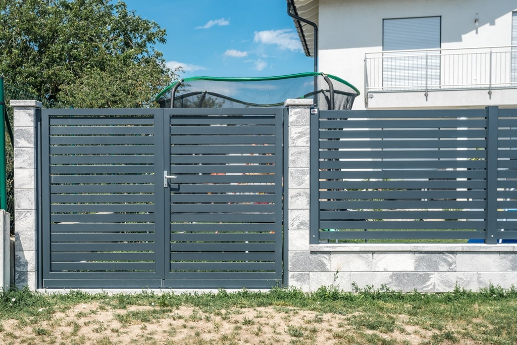 ZA Telfs 11 g | Aluminium Gartentür mit waagrechter Lattung anthrazitgrau beschichtet | Svoboda