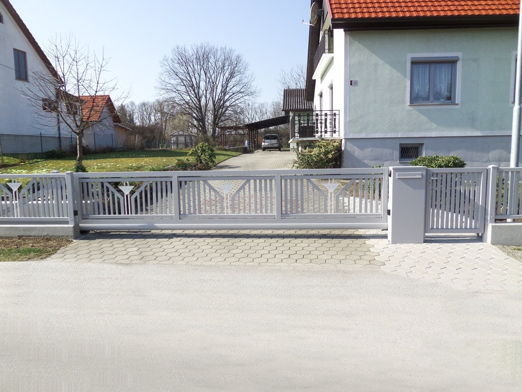 ZA Villach 05 b | Aluminium-Zaun mit Einfahrtsschiebetor, Postkastensteher und Gehtür grau | Svoboda