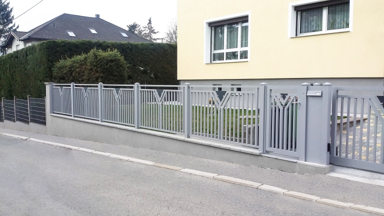 ZA Waidhofen 02 | grauer Aluminium-Zaun mit Gehtür und Postkastenstehen auf Gartenmauer | Svoboda
