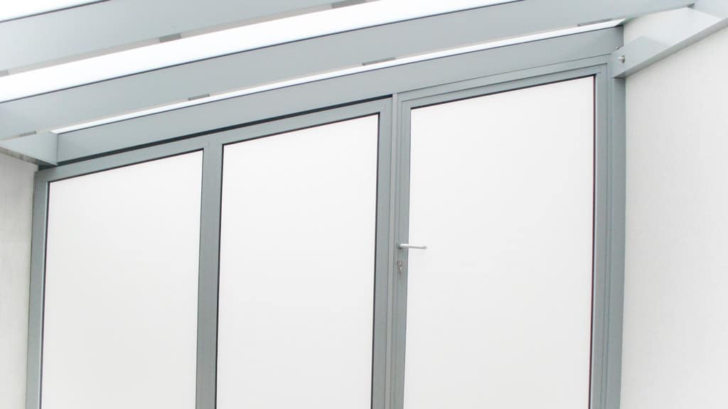 S 01 b | Fixverglasung und Tür bei Geräteeinhausung aus Alu mit Mattglas-Füllung | Svoboda Metall