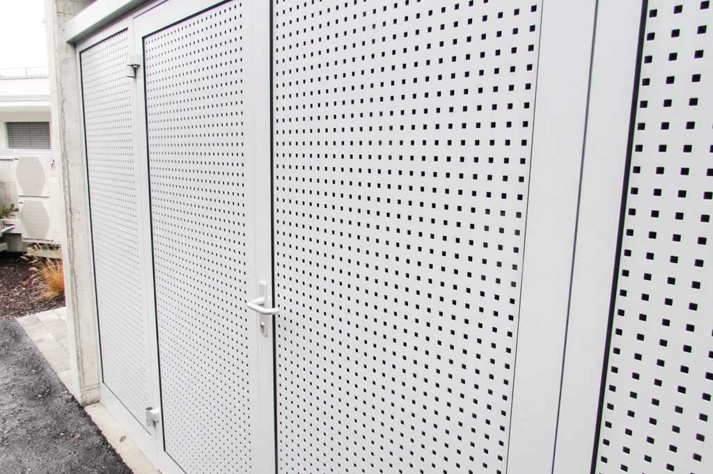 S 03 c | Alu-Lochblech-Verkleidung und Tür bei Geräteschuppen, grau beschichtet | Svoboda Metall