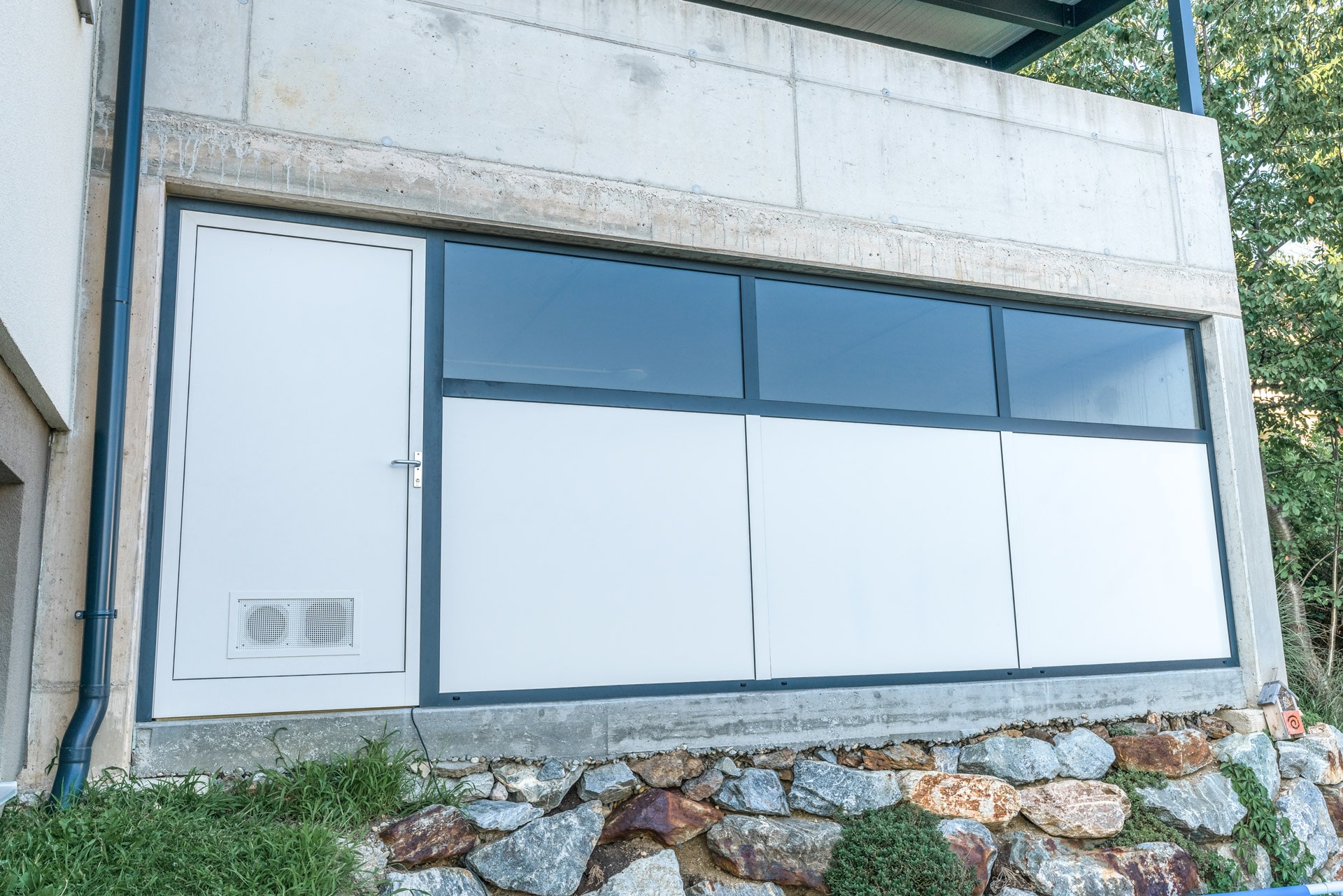 S 05 a | fixe Aluminium-Glas-Wand bei Garage inklusive Alutür, grau-anthrazit beschichtet | Svoboda
