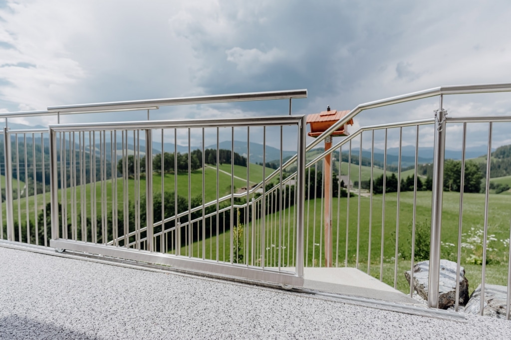 S 27 b | Schiebetür bei Stiegenabgang in Edelstahl-Stab-Geländer integriert mit Rollen | Svoboda