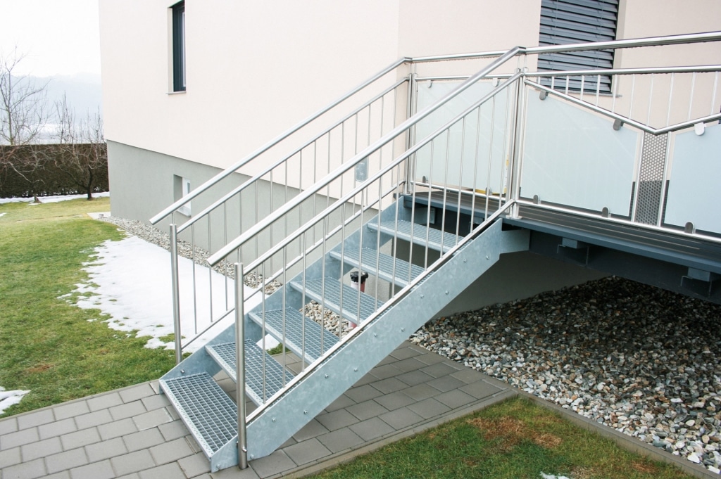 S 29 | Stahlstiege mit Gitterrost Stufen bei Terrassenzubau mit Edelstahl-Stab-Geländer | Svoboda