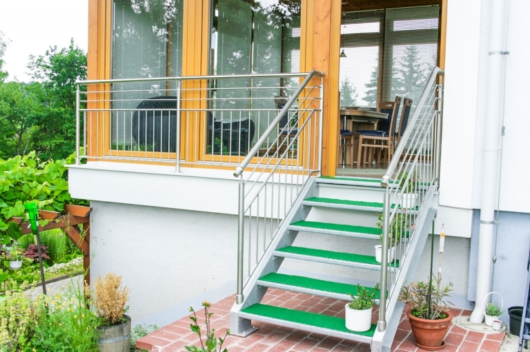 S 32 | Stahl verzinkte Außentreppe bei Terrasse mit Edelstahlgeländer | Svoboda Metalltechnik