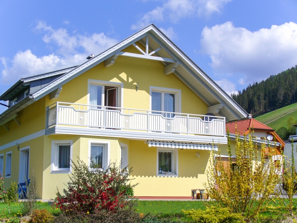 Steyr 03 b | weiß grauer Alu Latten Balkon mit Aluminium-Blende bei gelbem Einfamilienhaus | Svoboda