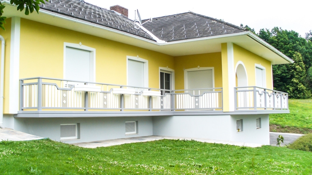 Steyr 10 | grau-weißes Terrassengeländer mit senkrechten Latten, Aluminium-Blumenkästen | Svoboda