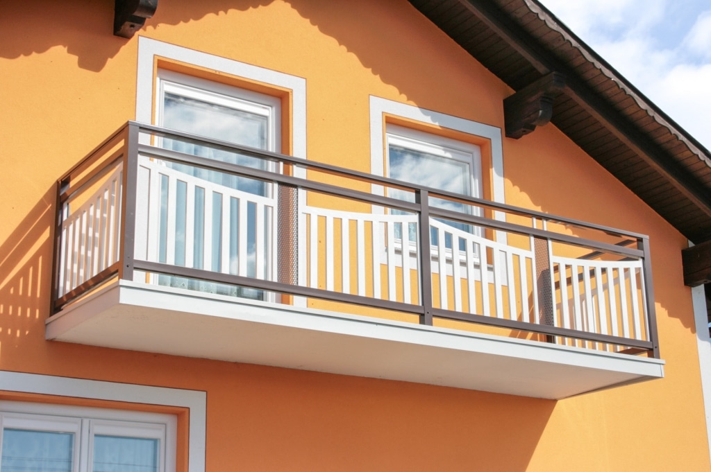 Stockerau 01 a | Geländer auf Balkon aus pulverbeschichtetem Aluminium braun und weiß | Svoboda