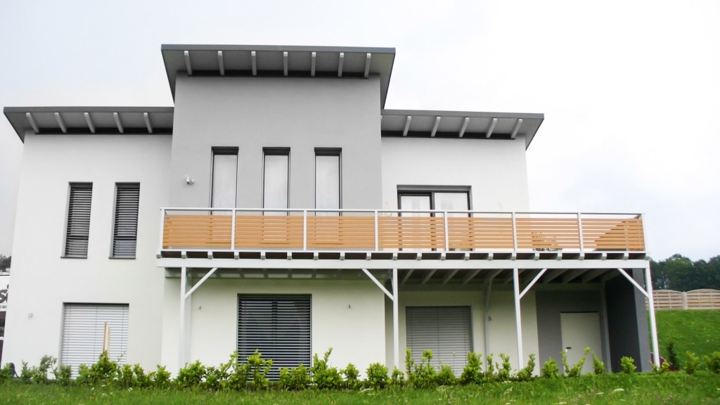 Telfs 05 | Alu Querlattung Terrassengeländer wie-braun, modernes Haus mit Pultdach | Svoboda