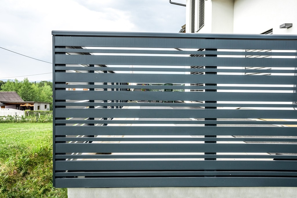 Telfs 10 l | Modernes Aluminiumgeländer bei Terrasse mit waagrechter Alulattung breit-dünn | Svoboda
